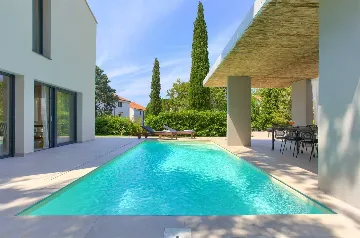 2-Bedroom House in Malinska with Heated Pool