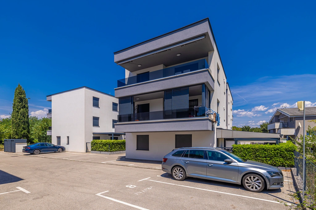 Two-Bedroom Apartment in Njivice for Up to 5