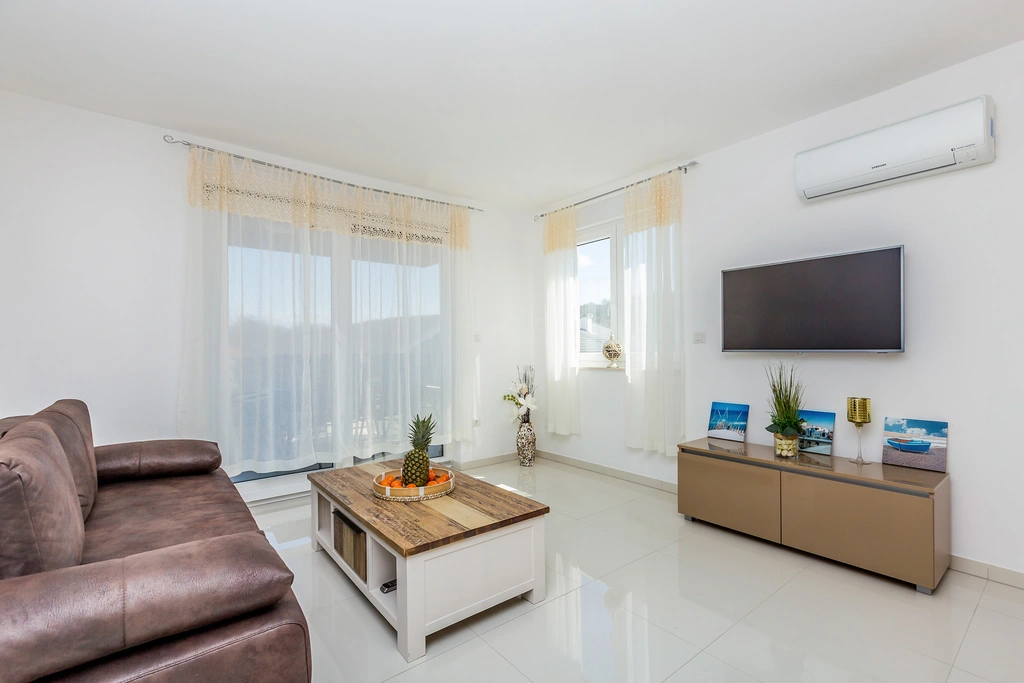 Two-Bedroom Apartment in Njivice for Up to 5