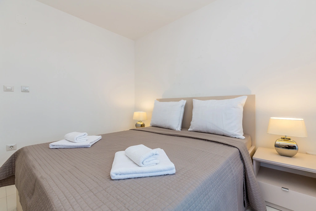 Two-Bedroom Apartment in Njivice for Up to 5