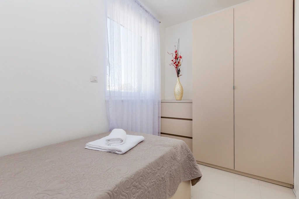 Two-Bedroom Apartment in Njivice for Up to 5