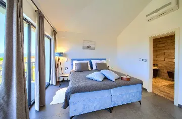 Linardići Villa with Heated Pool for 8 Guests