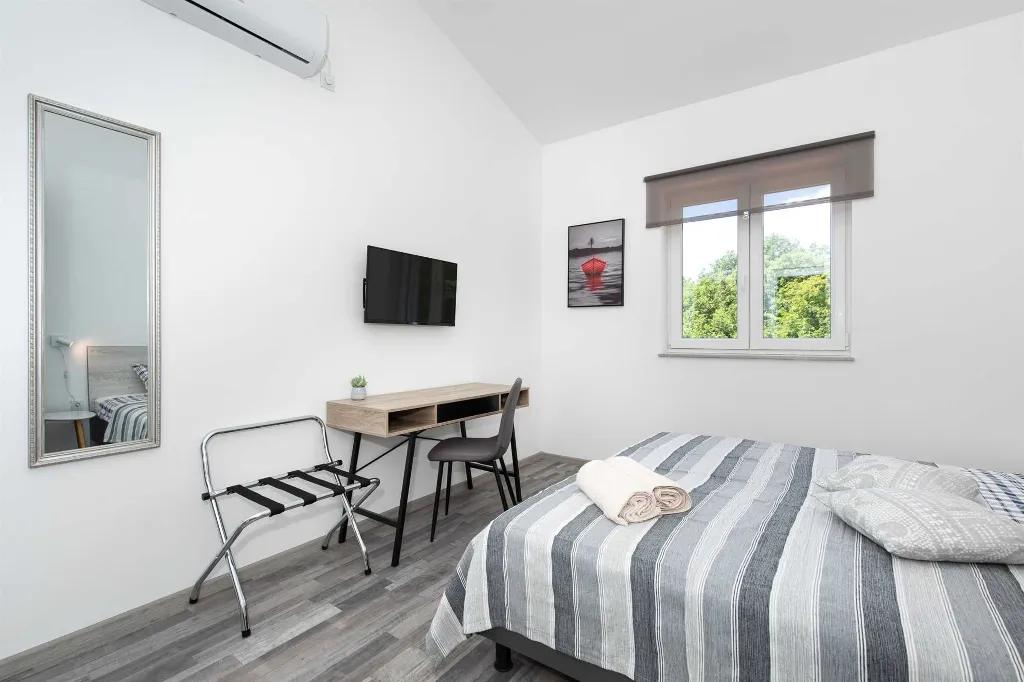 3-Bedroom Holiday House in Vrh for 6 Guests