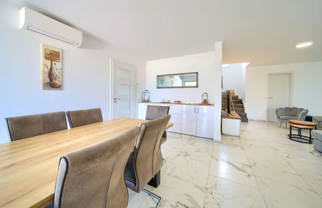 House with Massage Pool & Sauna in Malinska