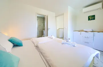 House with Massage Pool & Sauna in Malinska