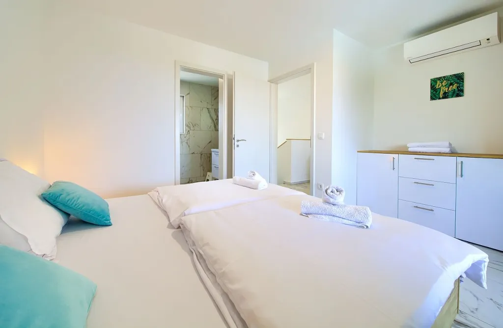 House with Massage Pool & Sauna in Malinska