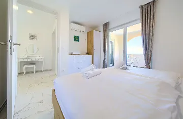 House with Massage Pool & Sauna in Malinska