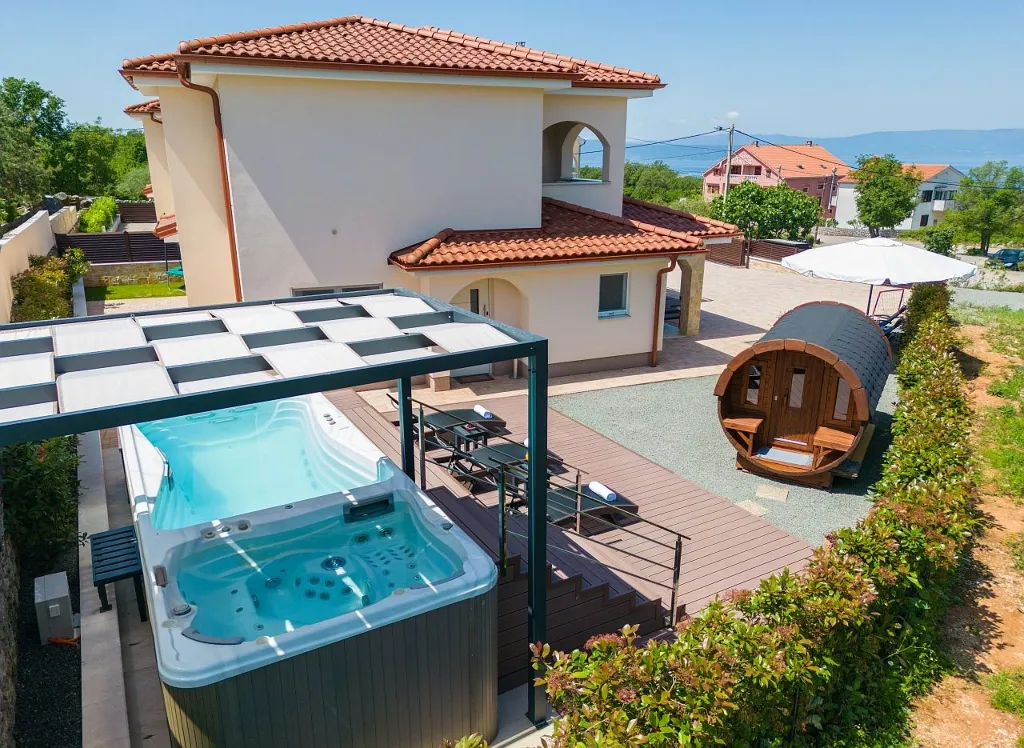 House with Massage Pool & Sauna in Malinska