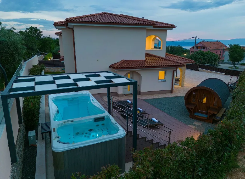 House with Massage Pool & Sauna in Malinska