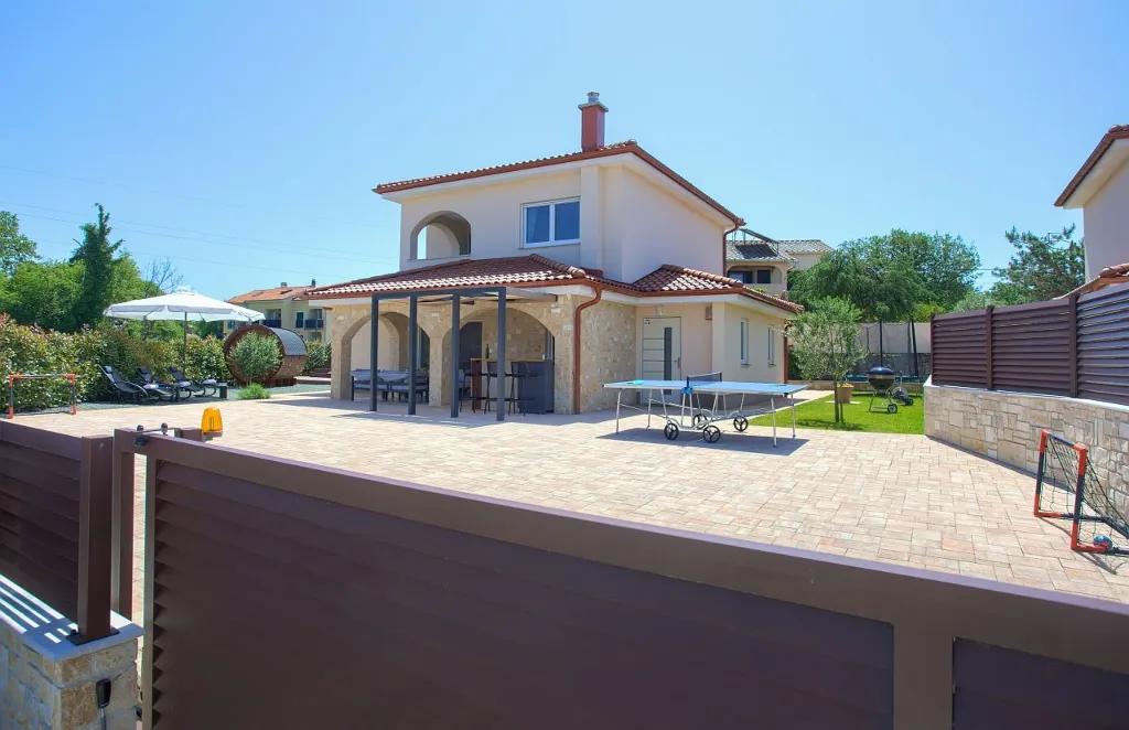 House with Massage Pool & Sauna in Malinska