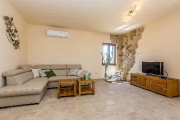 Linardići House with Private Pool for 6 Guests