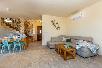 Linardići House with Private Pool for 6 Guests