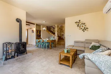 Linardići House with Private Pool for 6 Guests