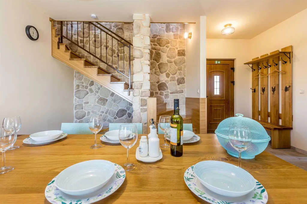 Linardići House with Private Pool for 6 Guests