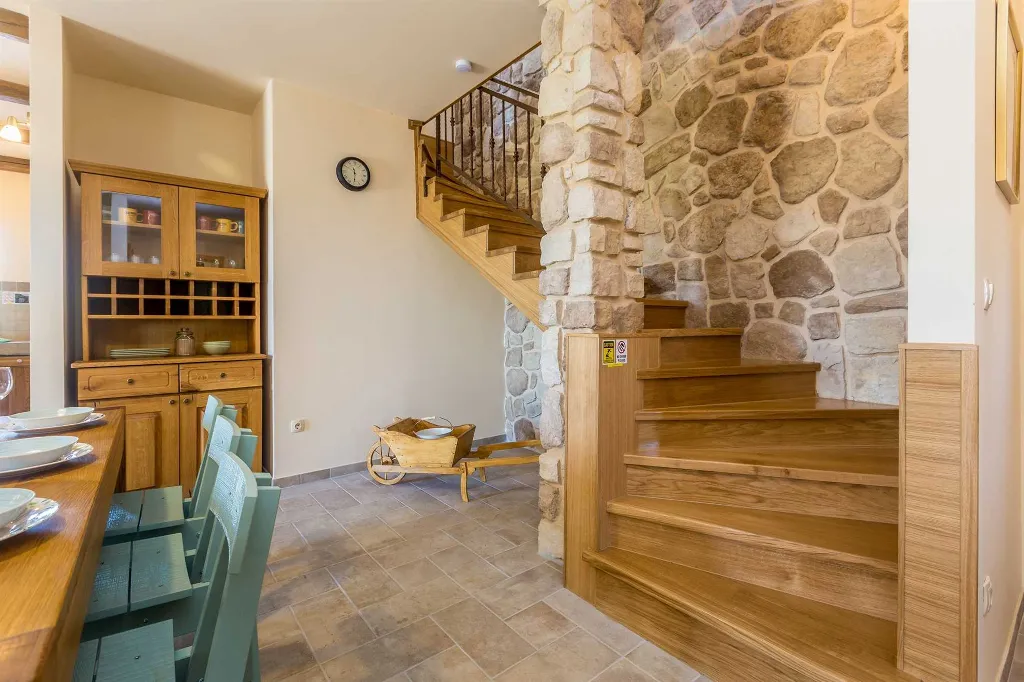 Linardići House with Private Pool for 6 Guests