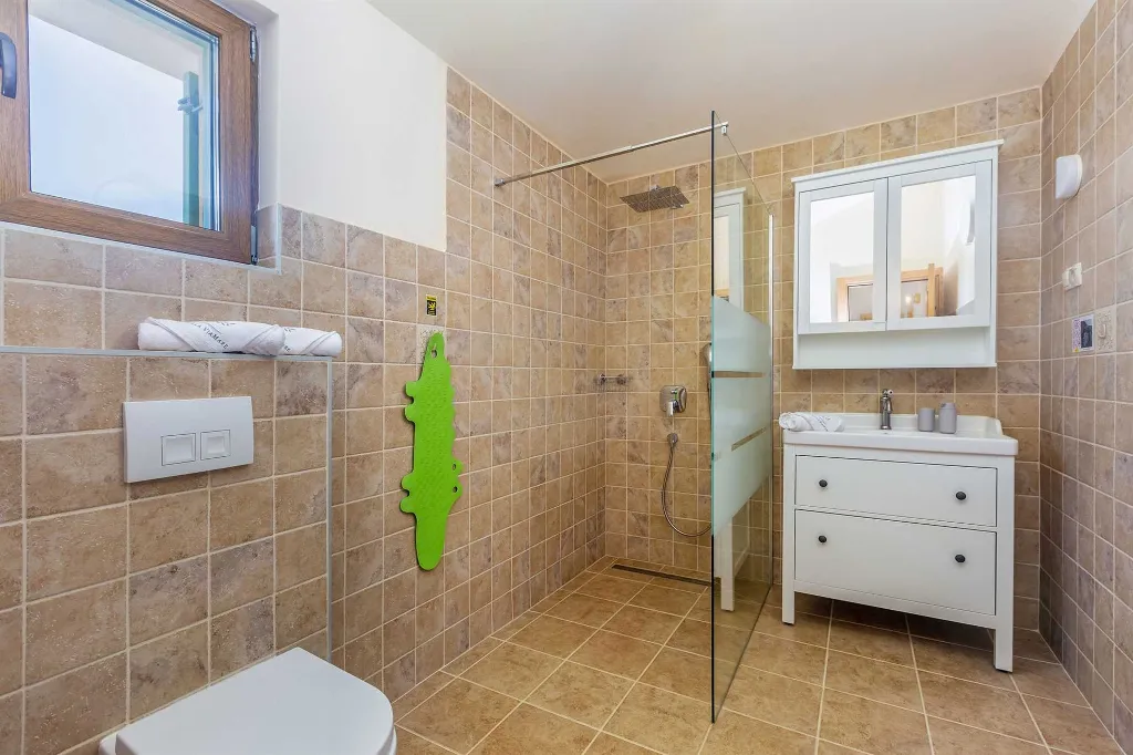 Linardići House with Private Pool for 6 Guests