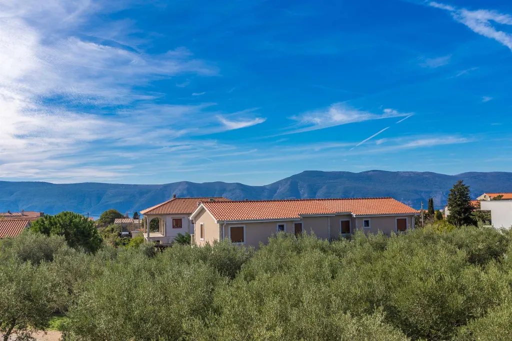 Linardići House with Private Pool for 6 Guests