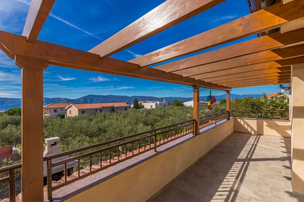 Linardići House with Private Pool for 6 Guests
