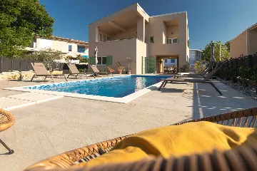 4-Bedroom House with Private Pool in Malinska