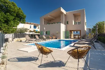 4-Bedroom House with Private Pool in Malinska