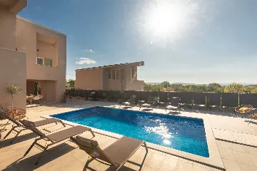 4-Bedroom House with Private Pool in Malinska