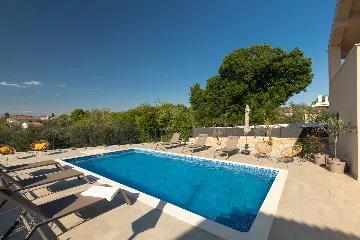 4-Bedroom House with Private Pool in Malinska