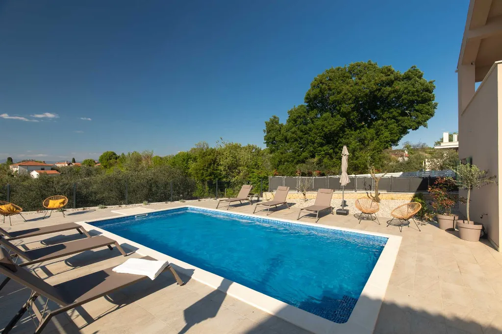 4-Bedroom House with Private Pool in Malinska