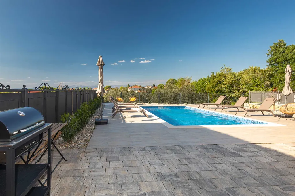 4-Bedroom House with Private Pool in Malinska