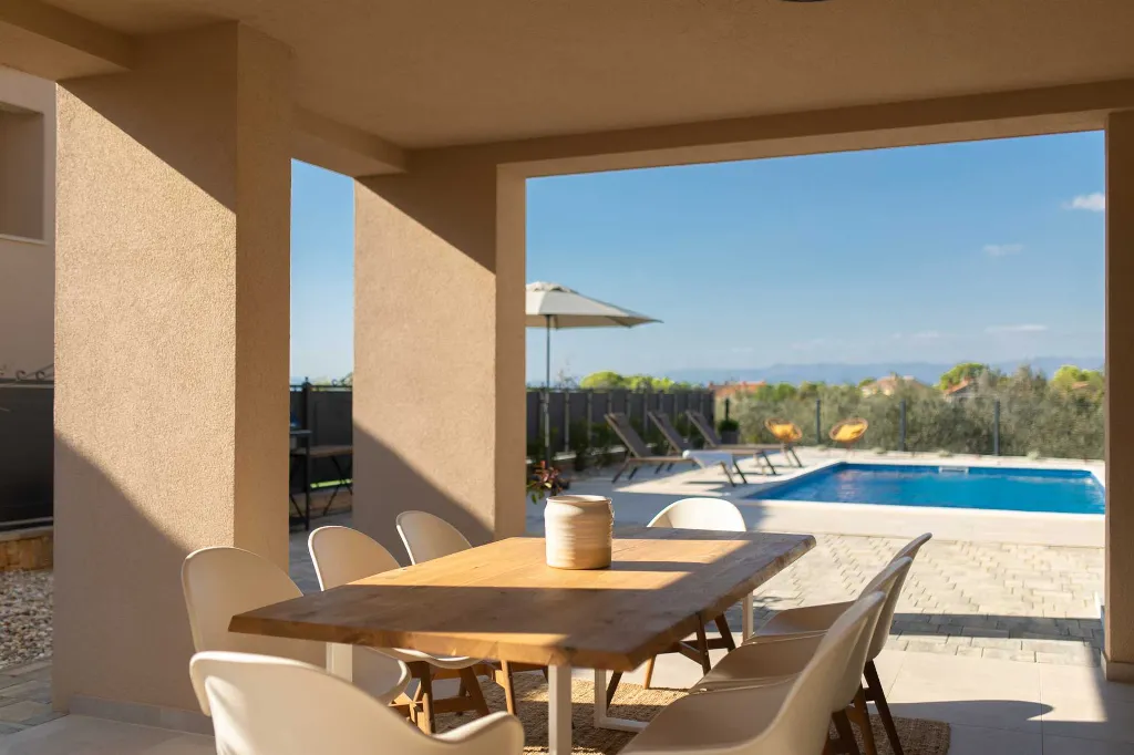4-Bedroom House with Private Pool in Malinska