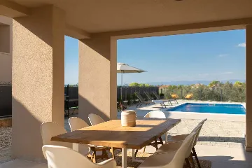 4-Bedroom House with Private Pool in Malinska