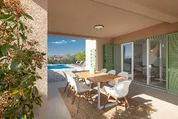 4-Bedroom House with Private Pool in Malinska