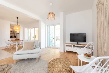 4-Bedroom House with Private Pool in Malinska