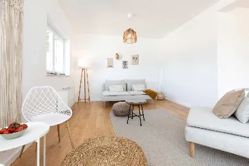 4-Bedroom House with Private Pool in Malinska