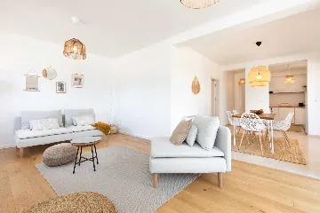 4-Bedroom House with Private Pool in Malinska