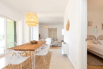 4-Bedroom House with Private Pool in Malinska