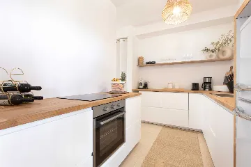 4-Bedroom House with Private Pool in Malinska