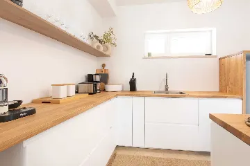 4-Bedroom House with Private Pool in Malinska