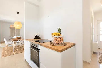 4-Bedroom House with Private Pool in Malinska