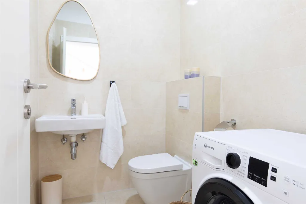 4-Bedroom House with Private Pool in Malinska