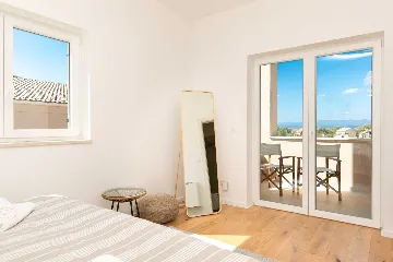 4-Bedroom House with Private Pool in Malinska