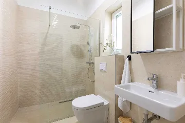 4-Bedroom House with Private Pool in Malinska