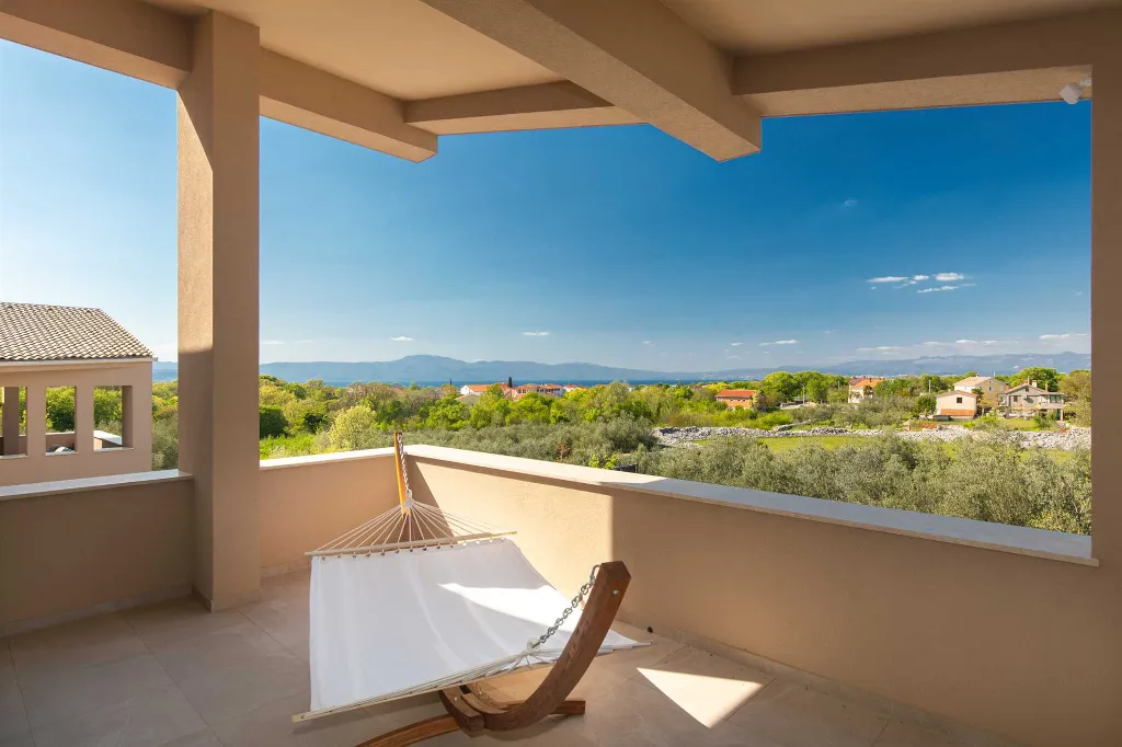 4-Bedroom House with Private Pool in Malinska