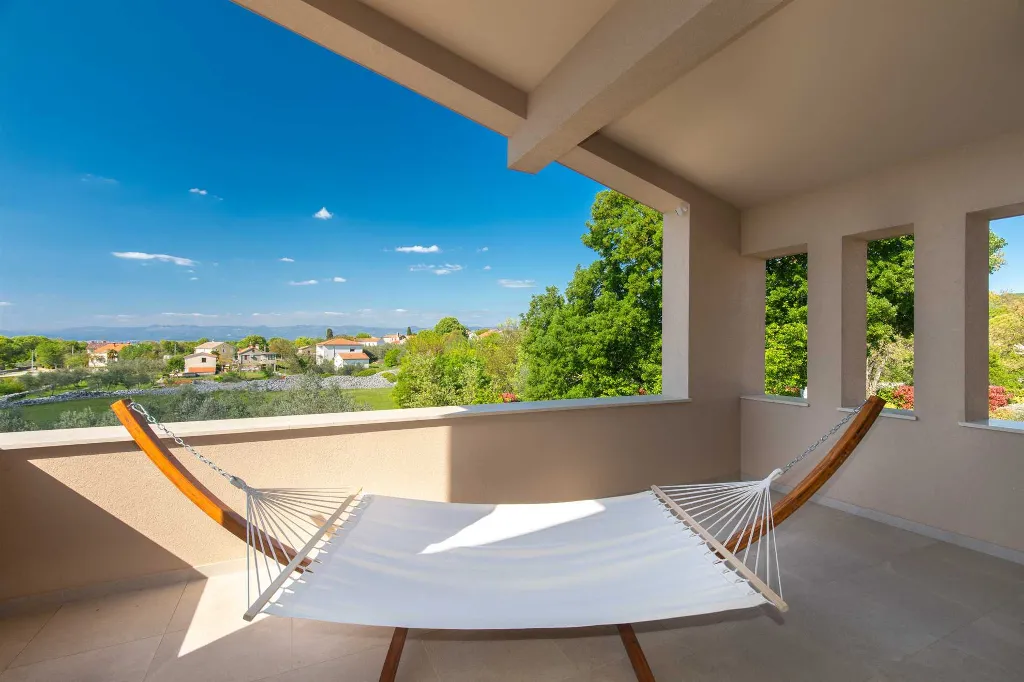 4-Bedroom House with Private Pool in Malinska