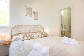 4-Bedroom House with Private Pool in Malinska