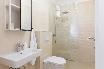 4-Bedroom House with Private Pool in Malinska