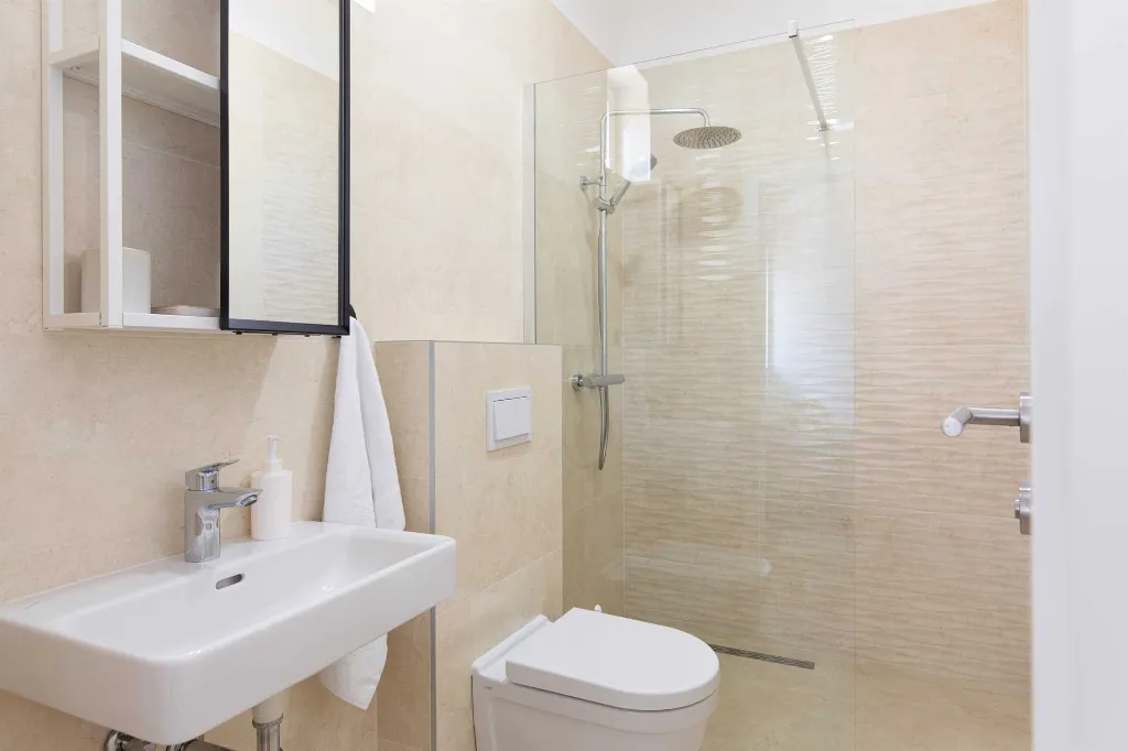 4-Bedroom House with Private Pool in Malinska