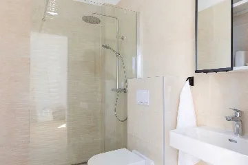 4-Bedroom House with Private Pool in Malinska