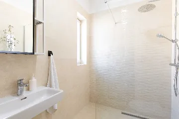 4-Bedroom House with Private Pool in Malinska