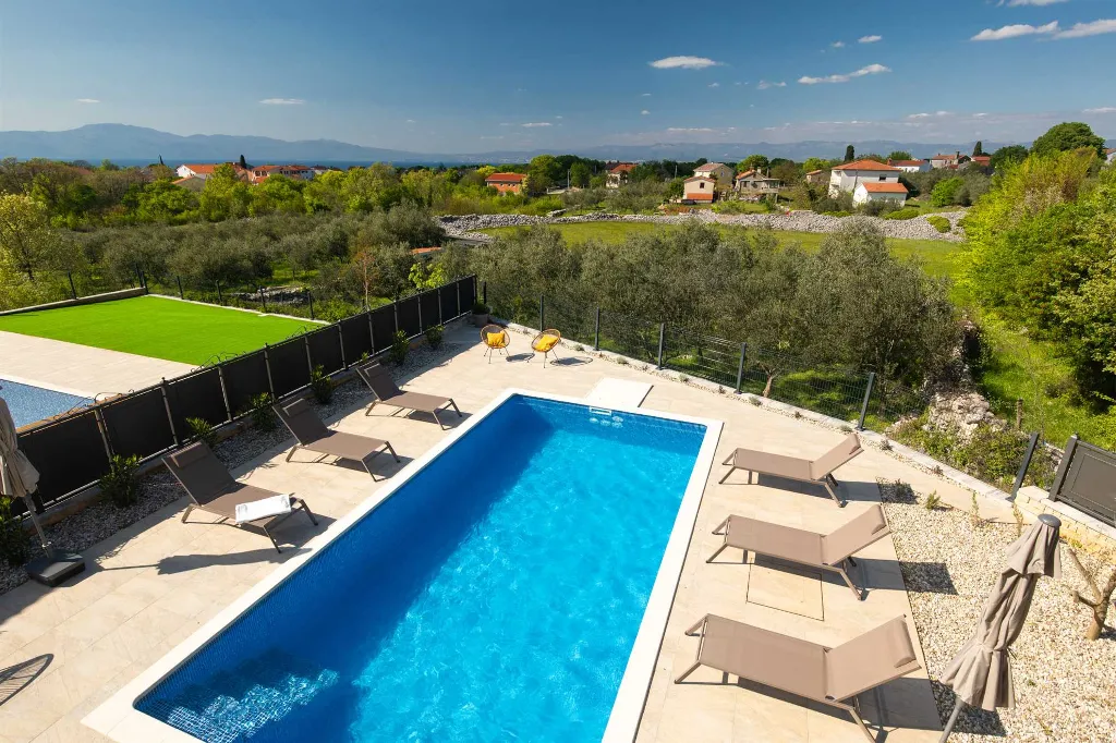 4-Bedroom House with Private Pool in Malinska