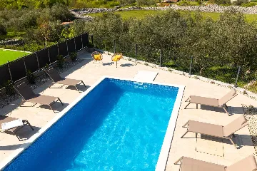 4-Bedroom House with Private Pool in Malinska